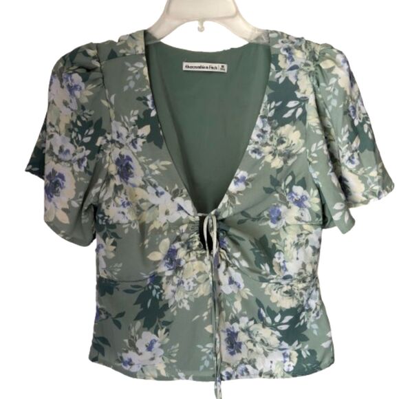 Abercrombie & Fitch Silky Green Floral Peek A Boo V Neck Flutter Sleeve Blouse M - Picture 1 of 6